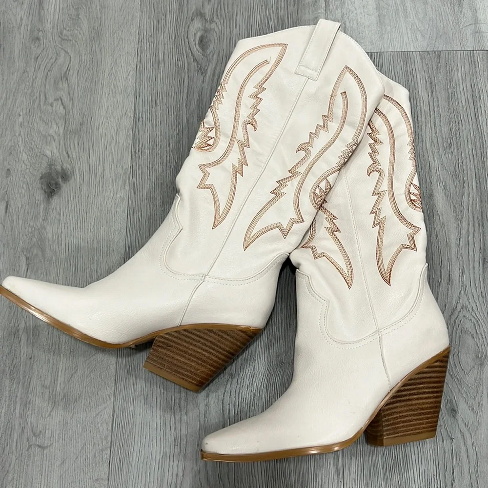 BILLINI: CALVIN BOOT -IVORY size 5 Nwob